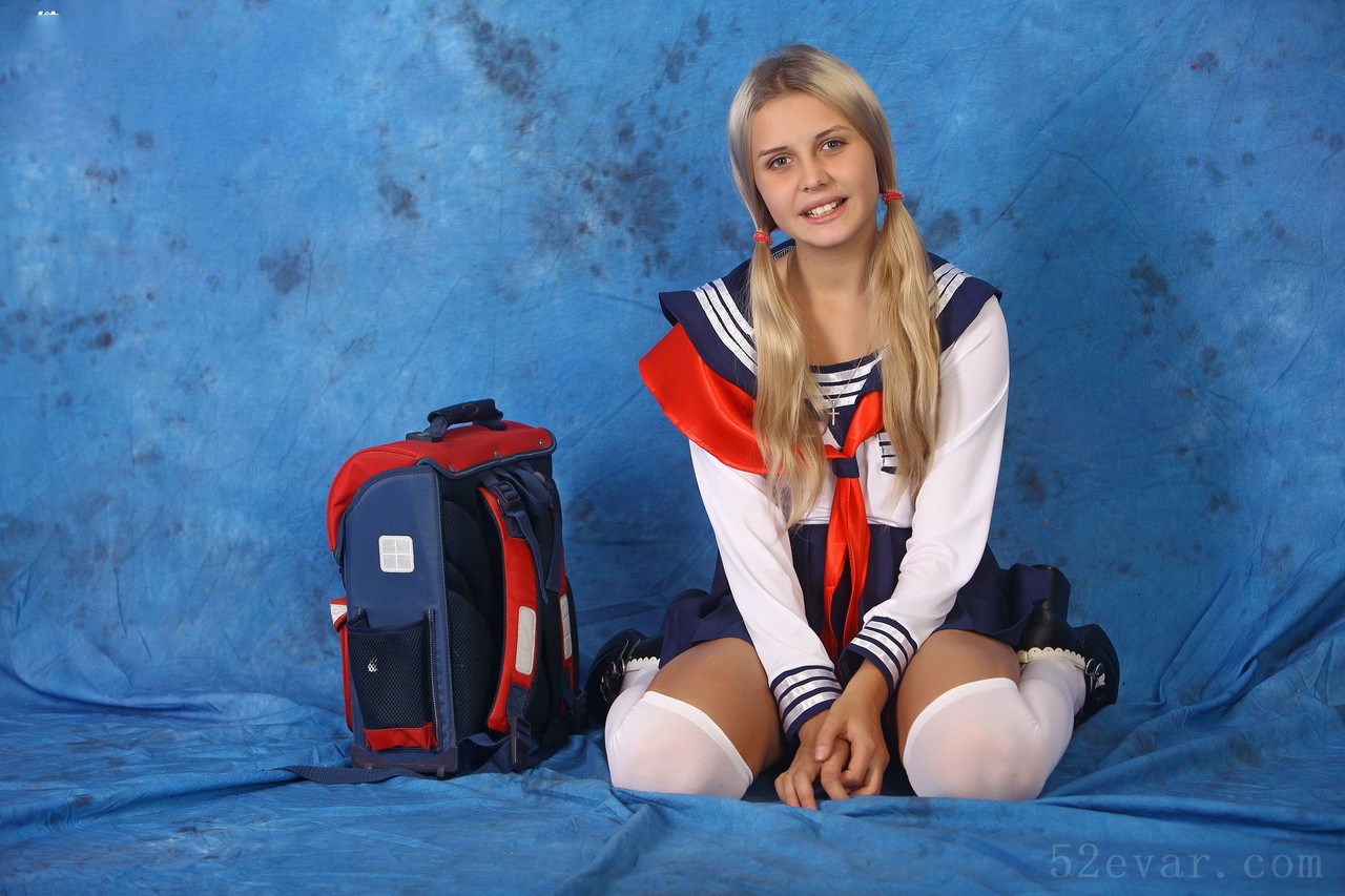 Mika双马尾学生JK制服写真